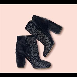 Jessica Simpson Blacks velvet boots with design